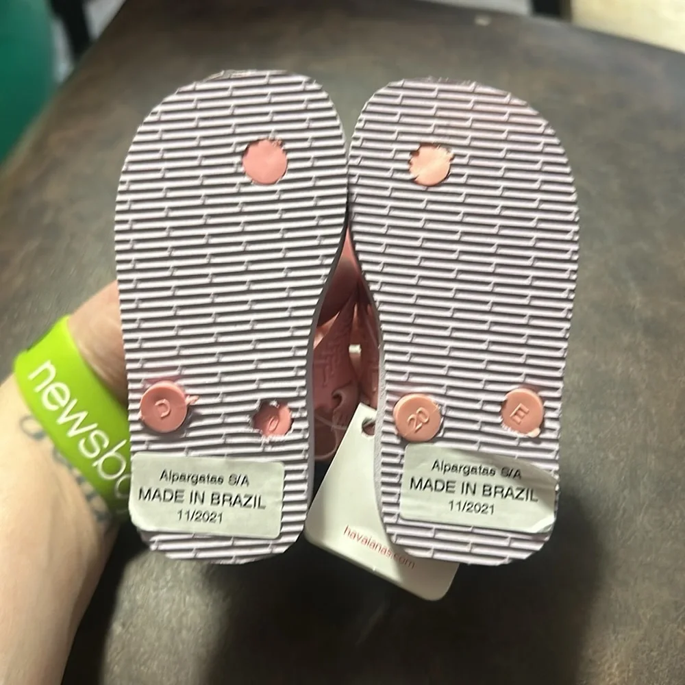 Havaianas Kids Sandals in Pink and Purple. NWOT 6